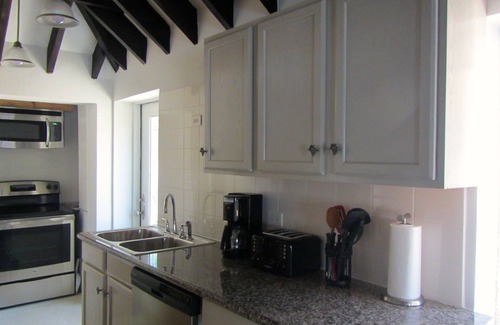 Somerset Village Apartment | Private and Dreamy.Balcony, Wine, Sunset, Upstairs with its own entrance!