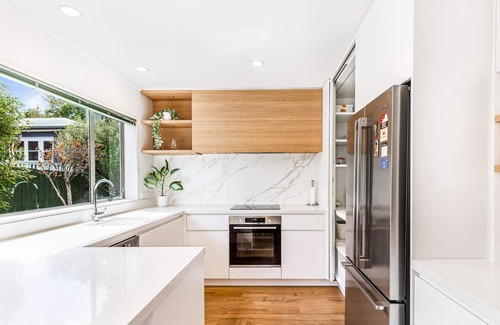 Greenlane - Ellerslie House | Private and sunny 3-bedroom home with parking