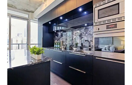 Wellington Place Condo | Private Apartment Toronto Downtown w/CN View + Pool