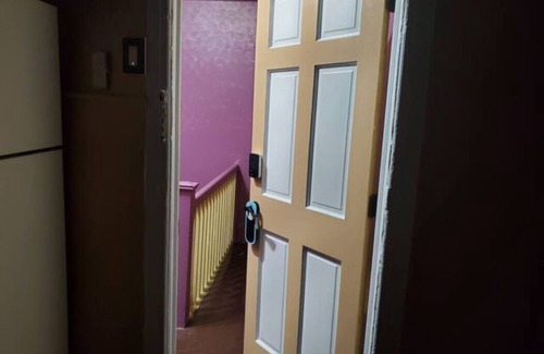 Flatlands Apartment | Private APT w 1 King Bed 1 Lounge Room