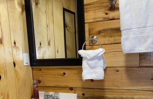 Columbia Cabin | PRIVATE BATHROOM ROMANTIC GETAWAY
