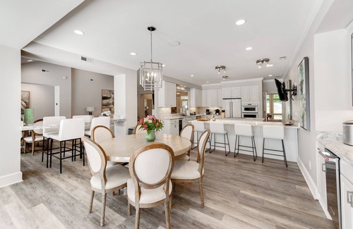Bowling Green House | Private Beach +Dock + New Elegant Swim Spa, Spacious 6BR/5BA 20 Mins from CLT