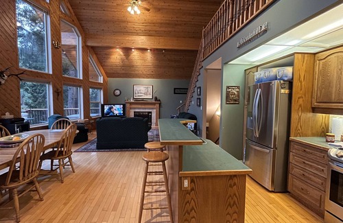 East Kootenay House | Private Beachfront Lakehouse on Moyie Lake, East Kootenays, British Columbia