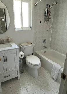 Queens House | Private BR,BA,KIT, LR 9 Mins to Beach
