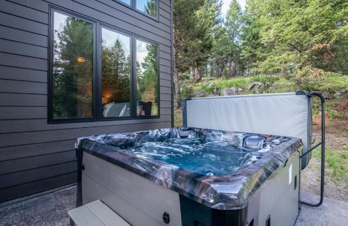 Philipsburg House | Private Cabin For Couples! Hike, Relax, Hot Tub!