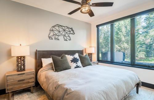 Philipsburg House | Private Cabin For Couples! Hike, Relax, Hot Tub!
