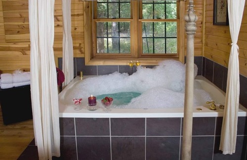 Reedsburg House | Private cabin w/jacuzzi tub, gas fireplace close to several famous parks