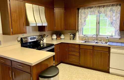 Valley Springs House | Private Carriage House Compound - Walking Distance to Downtown Hot Springs