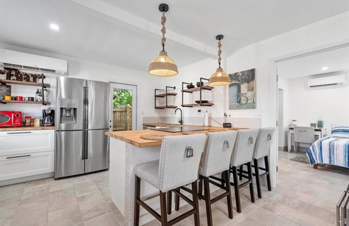 Croissant Park Cottage | Private centrally located Fort Lauderdale cottage