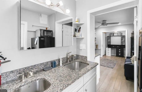 North Corals House | Private-Charming 1 Bed with Patio~2.5 miles to Beach 🌴