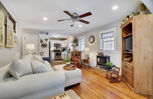 Lakeville Cottage | Private Charming & Cozy -Lake Front Cottage- Great for Family, Friends & Couples