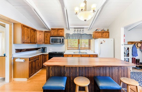 Garson Cottage | Private cottage that fits multiple families! Quiet lake, hot tub, sauna & beach