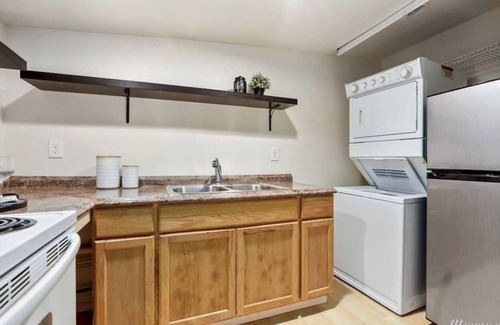 Alderwood Manor Cottage | Private Cottage, 5 mins to Groceries & Alderwood mall!