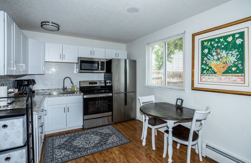 Goss - Grove Cottage | Private Cottage-walk to Pearl st, CU-Private Fenced yard/pet friendly