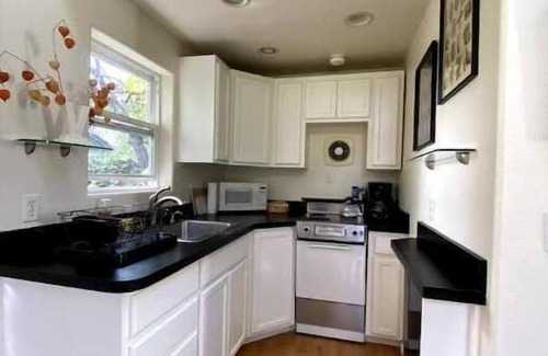 Amazon Cottage | Private Cottage - Walk to U of O!