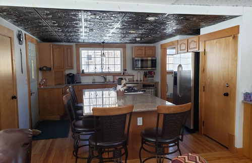 Barton House | Private Country House with History, Wi-Fi, Jetted Tub, 5 BR
