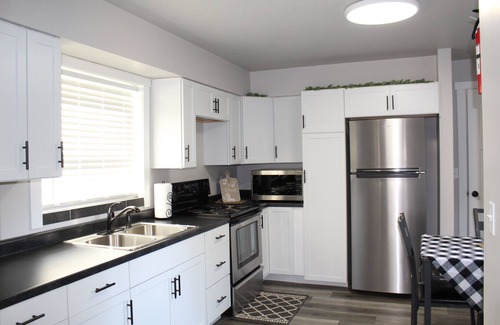 Wellston House | Private, cozy Corner Cottage and updated