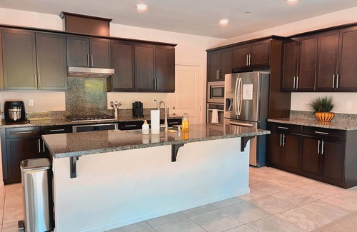 Simi Valley House | Private Cozy Room in a House 5mins to DT, Simi Valley View, Accessible to City!