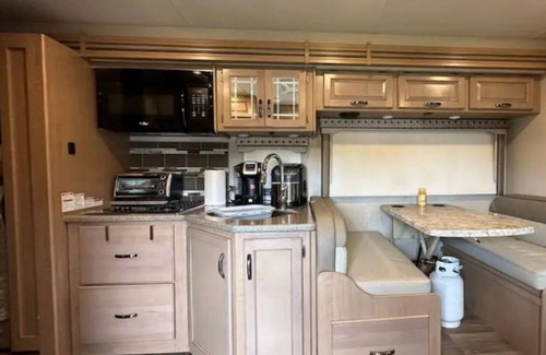 Ludlam House | Private Cozy RV Very central walking to shopping store/near FIU Pet Friendly .