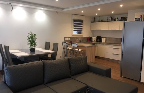 Viry Apartment | Private domain the park