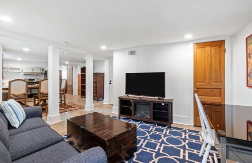 Esplanade Ridge House | Private escape under the Oaks!