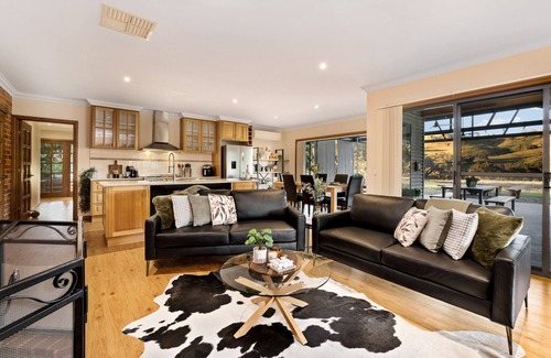 Huon Creek Villa | Private Estate with Spa - Luxurious Huon Creek Retreat