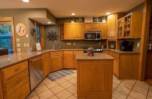 West Bend House | Private estate with tennis court and more