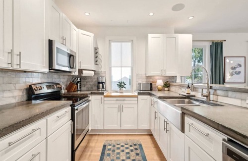 Mid-City House | Private Family Home & Rooftop Deck + Parking