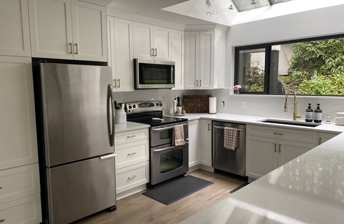 Langley House | Private Farmhouse Rancher 2 Bed + 2 Bath + Office + Loft by Tbird Show Park