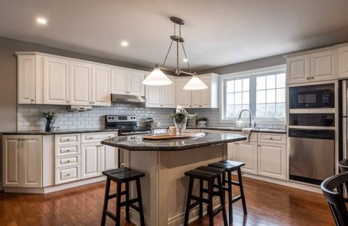 Perry House | Private Four-Season Lakefront Cottage *Hot Tub*