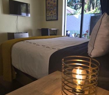 Faerie Glen House | Private Garden Studio near Menlyn