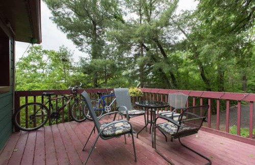 Jackson Park Apartment | Private Green Cottage near downtown