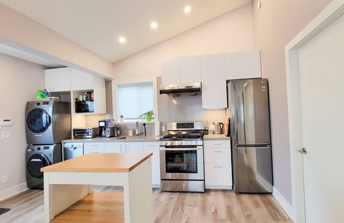 Knight House | ☀Private Guest Home Filled w/Natural Light☀ Central Vancouver ☆ Kensington Park