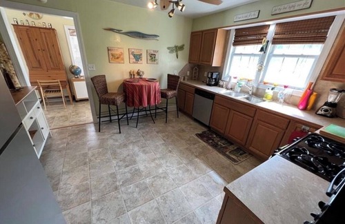 Windmill Point House | Private Happy 2 BDRM Home Public Beach & Marina with Restaurant Minutes Away