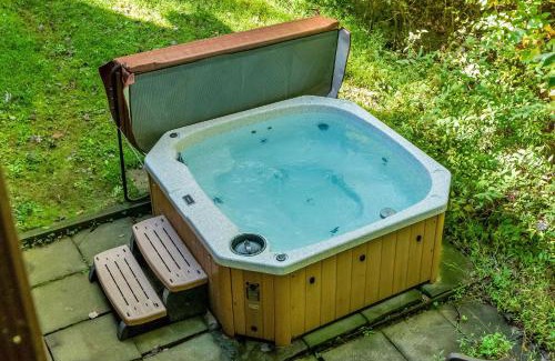 West Jefferson House | Private Hike to the New River - Hot Tub, Fire Pit, and Foosball