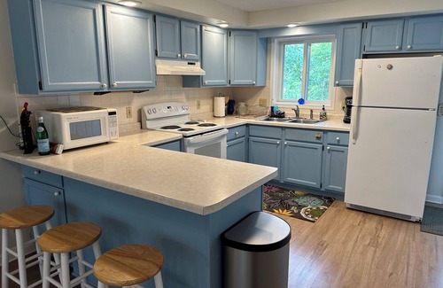 Iowa City House | Private Hilltop Country 3-Bedroom Home
