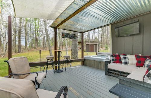 Michaywe House | Private Hot Tub and Deck Gaylord Family Home!