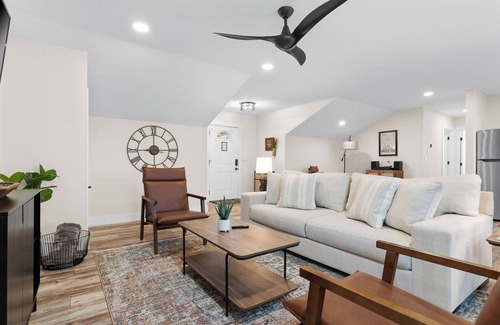 Branson Apartment | Private Hot Tub and Fire Pit - THE CARRIAGE HOUSE