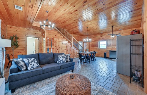 Bee Spring Cabin | Private Hot Tub, Arcade Game: Bee Spring Cabin