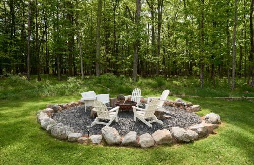 Pine Bush House | Private Hot Tub Eclectic Ulster County Cabin