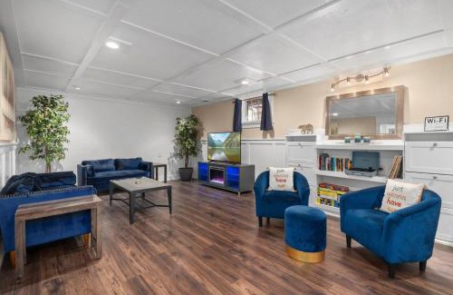 Harvey Park South House | Private Hot Tub & Fire Pit Near Bear Creek Park