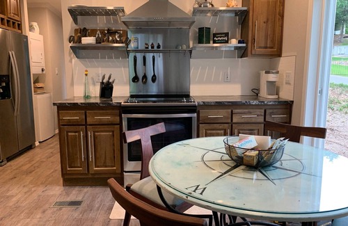 Omaha House | PRIVATE Hot Tub! Fire pit, Full Kitchen, Outdoor Space, Cricket Marina & Branson