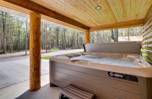 Hatfield House | Private Hot Tub Hatfield Vacation Rental!