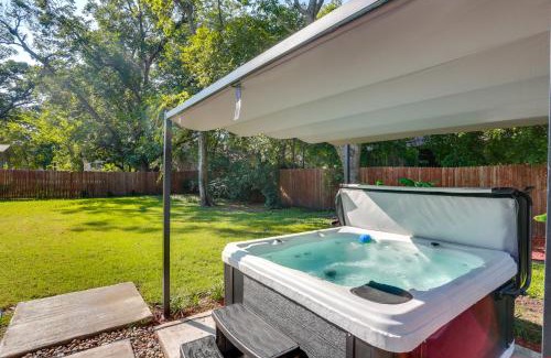 Pilot Point House | Private Hot Tub Luxe Gem 3 Mi to Lake Ray Roberts