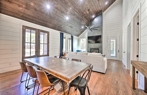 Hochatown House | Private Hot Tub, Outdoor Fireplace Broken Bow Gem