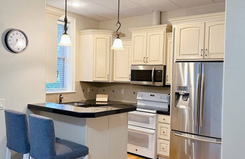 Hendersonville Apartment | Private Lake, Kayaks, Bike, fishing. Peaceful Private condo. Close to Hospital.