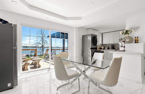 Valentia House | PRIVATE LAKEFRONT COTTAGEWITH GREAT AMENITIES.