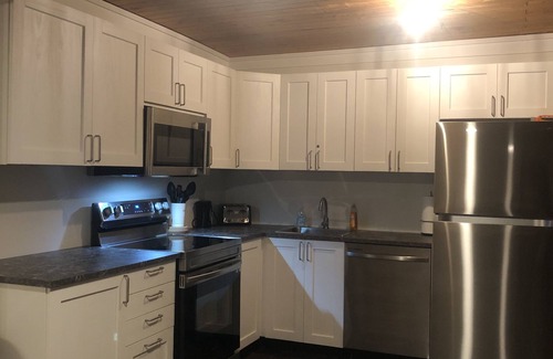 L'Amable Cottage | Private lakefront 6 bedroom cottage