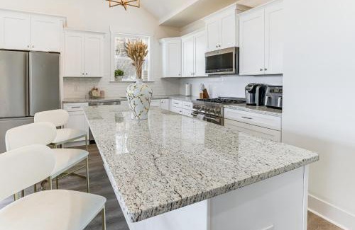 Rockford House | Private Lakeview Haven in Rockford