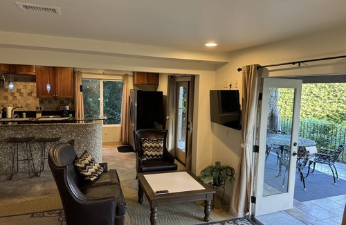 Del Mar Heights House | Private Large Guesthouse in Coastal Del Mar, close to beaches and restaurants.